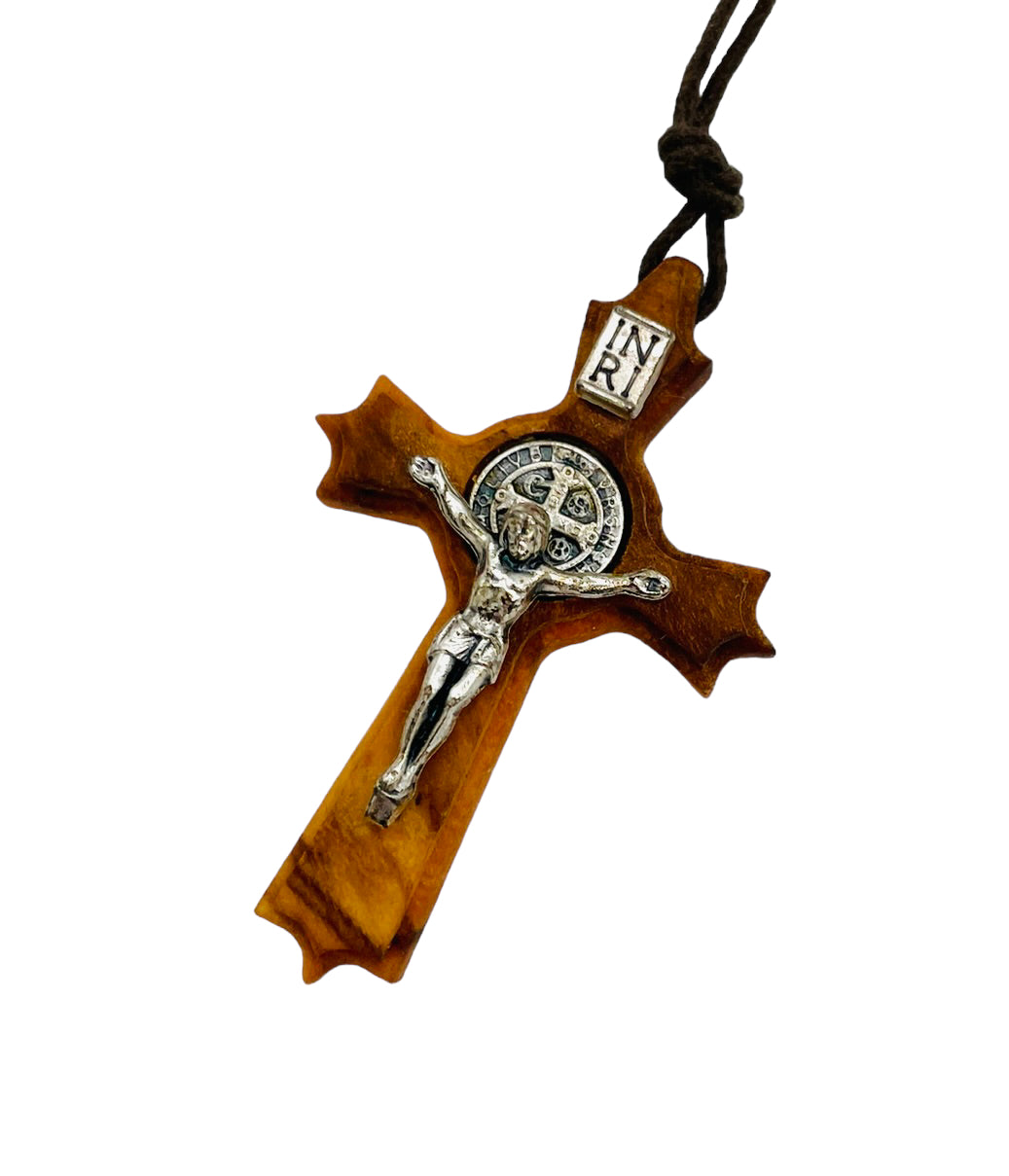 CRUCIFIJO DE SAN BENITO DE MADERA DE OLIVO CON CORDÓN PARA COLGAR
