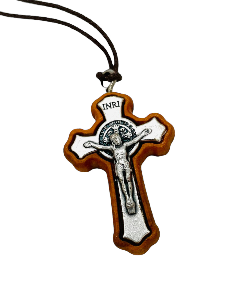 CRUCIFIJO DE SAN BENITO DE MADERA DE OLIVO CON CORDÓN PARA COLGAR