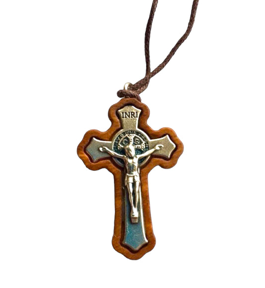 CRUCIFIJO DE SAN BENITO DE MADERA DE OLIVO CON CORDÓN PARA COLGAR